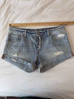Levi’s Distressed Denim Shorts Button Fly Light Wash Size 31